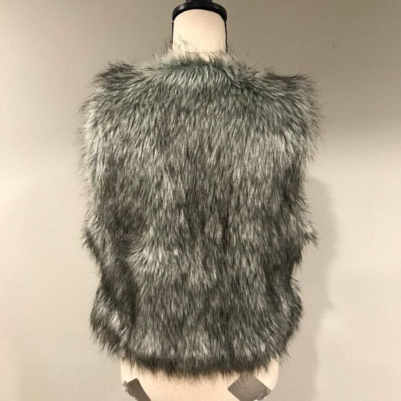 Faux fur grey sleeveless vest - Picture 6 of 11